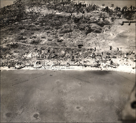 ttps://upload.wikimedia.org/wikipedia/commons/thumb/a/a9/Tarawa_aerial_view_24_Nov_1943.jpg/1280px-Tarawa_aerial_view_24_Nov_1943.jpg